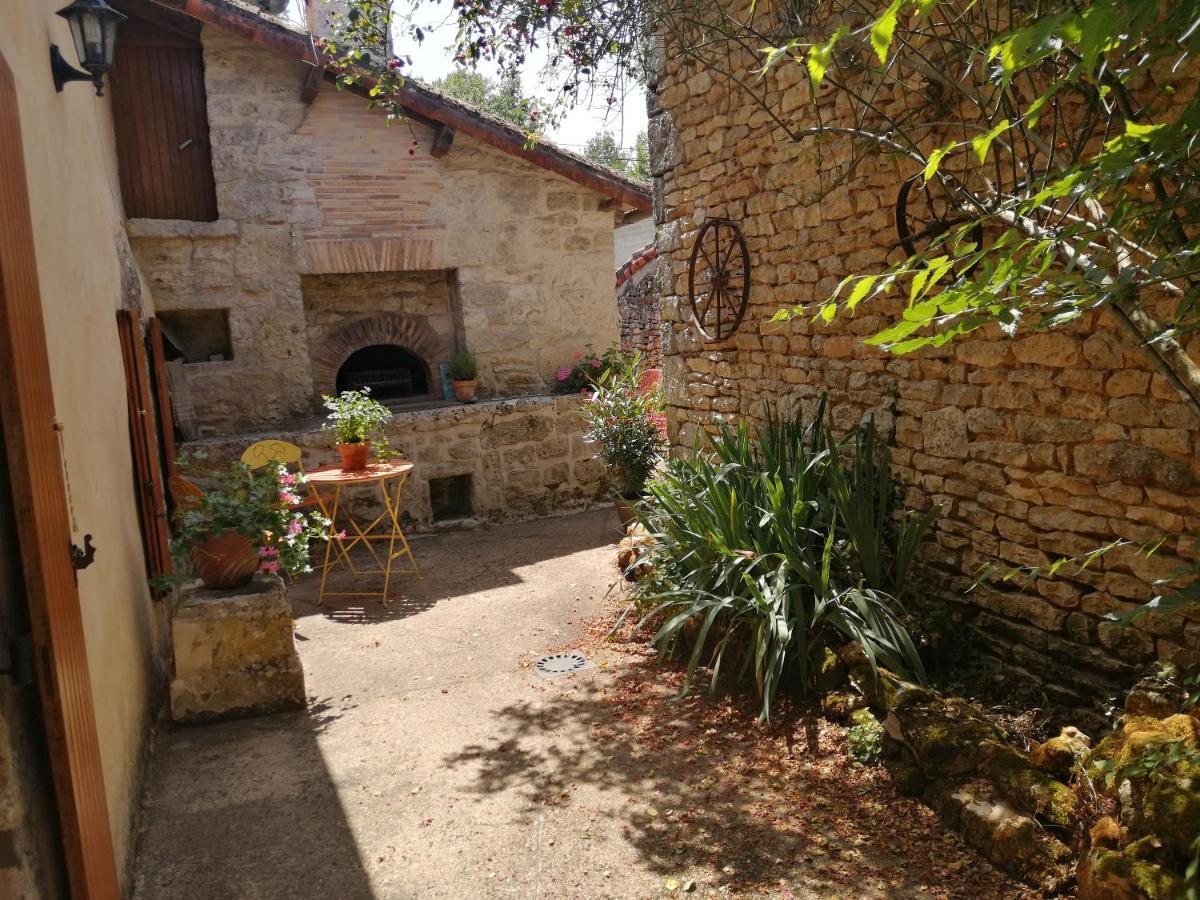 Traditional Stone Cottage Condac エクステリア 写真